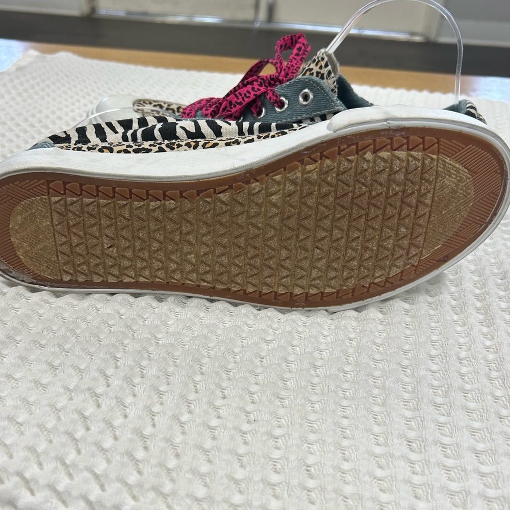 Stylish Leopard Print Sneakers with Pink Laces - Picture 6 of 7